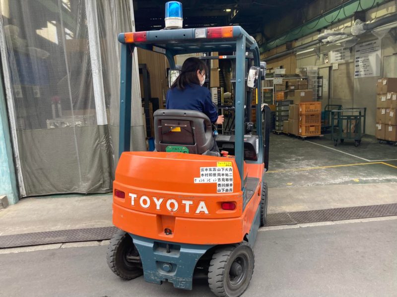 女性社員、フォークリフト免許取得！　2022.04.26