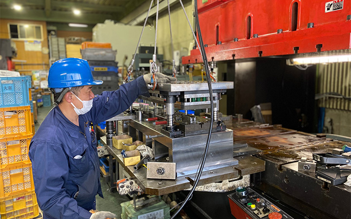 熟練の技術者が設計・製作しています