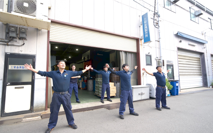 朝はラジオ体操で開始します。