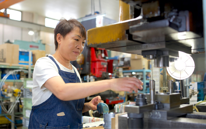 男女関係なくいろんな仕事に携わります。
